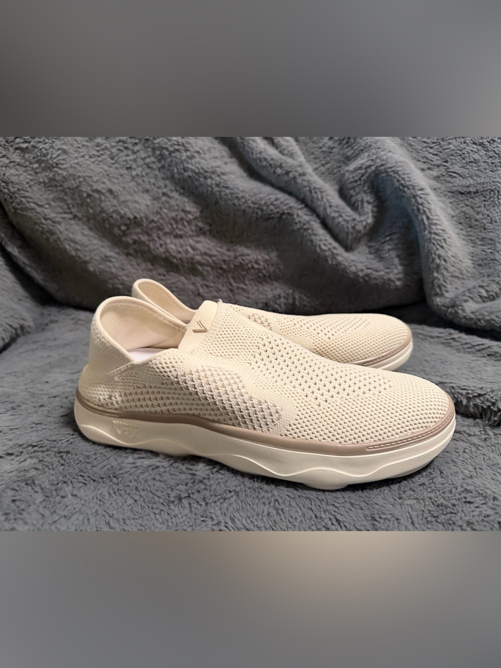 Vionic woman’s  Slip-On Knit Sneakers - Beige